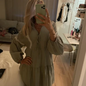 Zaraklänning i grönt  - Aldrig använd klänning i grönt från Zara