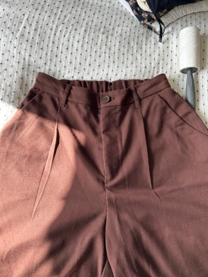 Brun kostymbyxa - Nästan aldrig använda. Skriv för fler bilder.