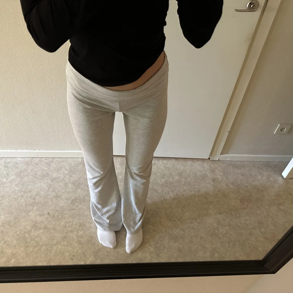 säljer mina ”soft chill pants” från nelly, storlek S. fint skick 💕. Jeans & Byxor.