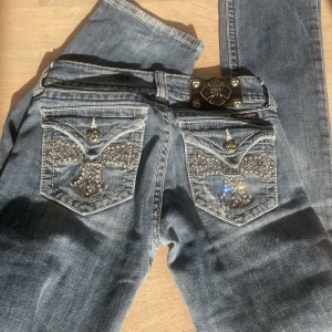 Miss me jeans  - Miss me jeans i bra skick utan defekter och skulle säga flare modell 🫶🏼 Innerben: 84 / midja: 31,5 rakt över, just nu ligger budet på 980kr- kontakta om du vill buda högre ⭐️