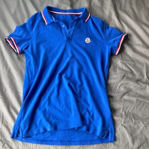 Mocler piké  - En marinblå moncler pike i fint skick. Tror inte den är äkta därför jag säljer den så billigt!  Skriv vid funderingar😁