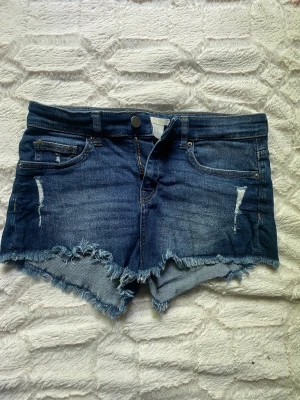 Shorts  - Blommiga shorts - 50kr Jens shorts- 75kr  Jens shorts -75kr