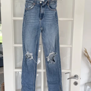 Zara jeans - Jättefina jeans med slits vid foten. Använda typ 1 gång och i sjukt bra skick!