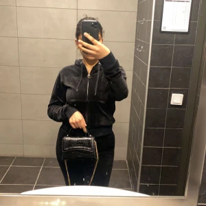 Svart juicy sett - Säljer min svarta juicy sett den är i bra skick byxorna är i Xxs men sitter som xs då jag har vanligtvis  xs och koftan är i xs, säljer den billigt då jag har inte metallgrejerna i snöret