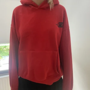 Zara hoodei - Röd hoodie i bra skick