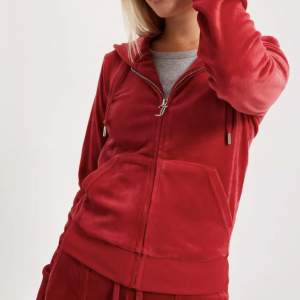 Röd juicy tröja, i nyskick. Säljer för 600 kr + frakt. 💕