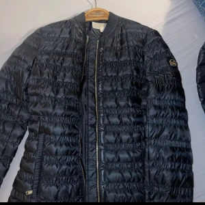Michael Kors jacka - Äkta Michael kors jacka är som ny och är storlek XS. Jackan säljs billigt för endast 600kr