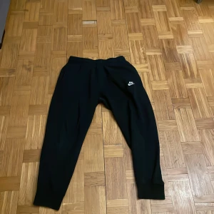 Svart nike byxor - Använt men bra  Kan mötas i sthlm elr fraktas men då står köparen för frakten