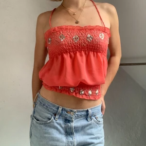 Aprikos rosa blus - Så himla söt blus från Zoul med glittriga detaljer 💫 den sitter jätte fint och är perfekt till sommaren 🔥