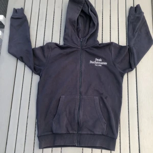 Peak performance zip-hoodie - Den är i bra skick men lite solblekt