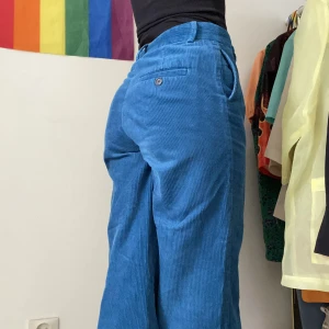 Manchesterbyxor monki - Byxor i manchester från Monki i en superfin blå färg. Sitter som en smäck och har vida ben. Använda men i väldigt gott skick! Passar stl 34-36. 