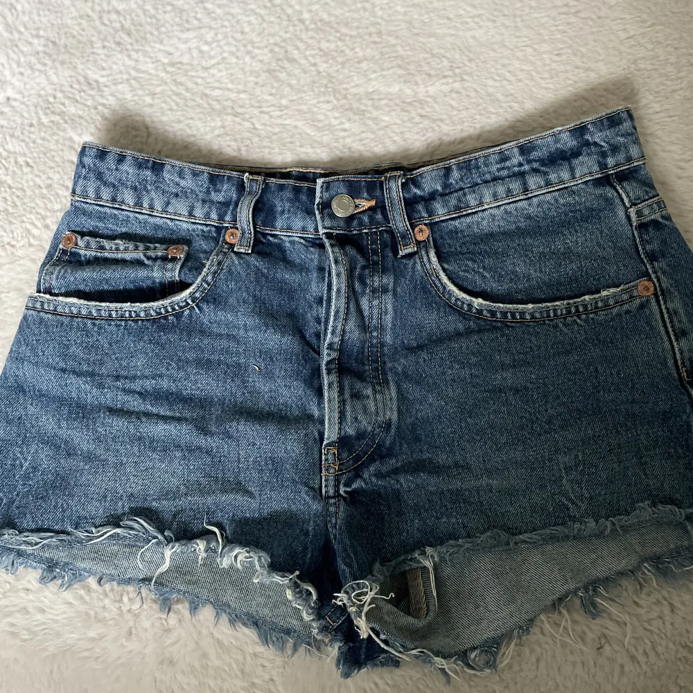Midrise mörkblå jeansshorts från zara!⚡️⭐️. Shorts.