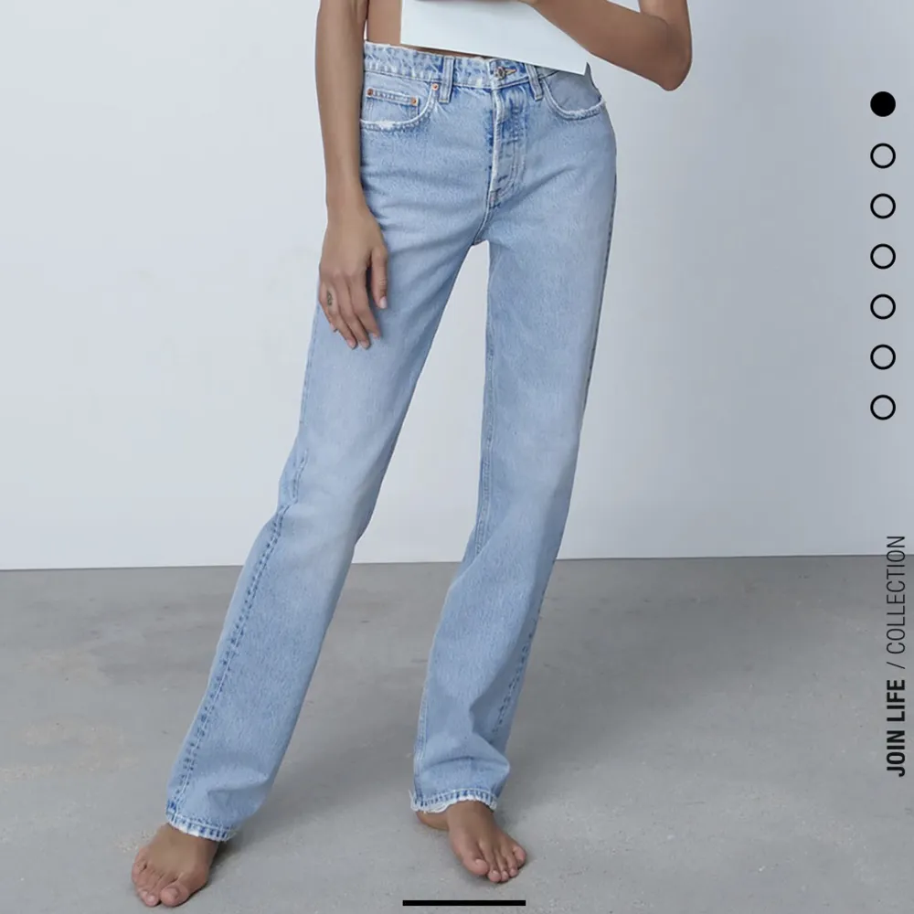 Säljer ett par ljusblå jeans från zara, sjukt snygga. Helt nya med prislapp kvar, säljs inte längre! 💕💕 . Jeans & Byxor.