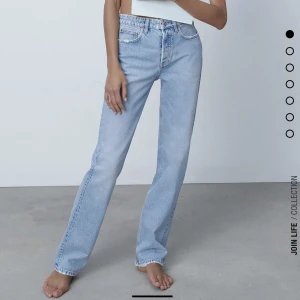 Jeans mid rise straight - Säljer ett par ljusblå jeans från zara, sjukt snygga. Helt nya med prislapp kvar, säljs inte längre! 💕💕 