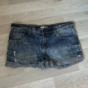 Vintage Jeansshorts - Säljer ett par vintage jeansshorts då de blivit för stora!😊 Det är storlek 38 men dom passar bättre för nån som har 36! De är köpta i en vintage- butik i göteborg💘 Pris kan diskuteras!!