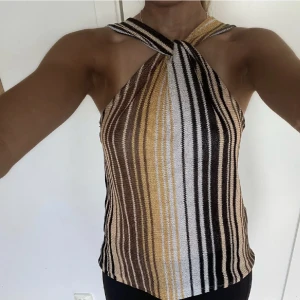 Halterneck topp - La ut denna tidigare men hade glömt stänga av köp direkt funktionen. Jag säljer direkt för 250 kr annars kom med pris förslag.