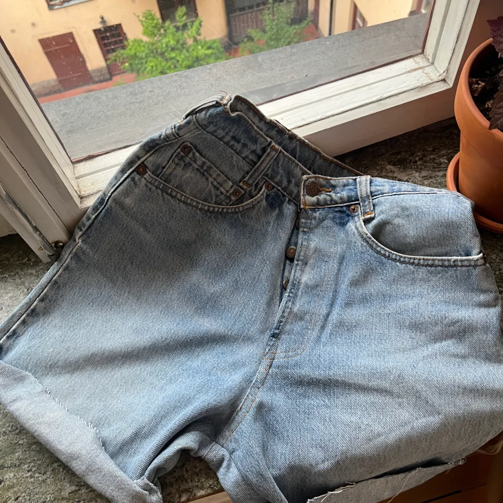 Levis jeansskjorts, vintage. Passar en storlek 36 men se midjemått.  Midja rakt över: 35 cm. Shorts.