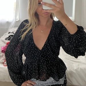 Prickig topp med öppen rygg - Intressekoll på min fina tröja från HM, knappt använd.