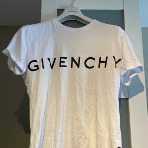 Givenchy T-shirt, fint skick storlek m/s