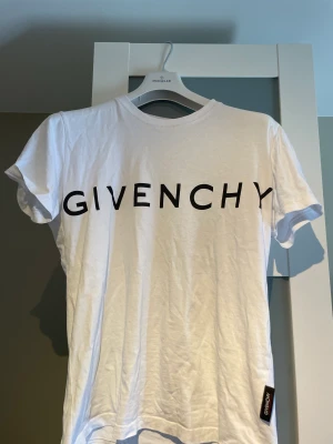 Givenchy T-shirt - Givenchy T-shirt, fint skick storlek m/s
