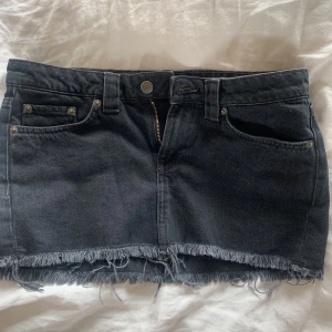 Jeanskjol - Jättesöt lågmidjad jeanskjol ifrån weekday!!🙌🏼☺️💗💗helt slutsåld och köpt för bara någon månad sen för 450 kr❤️‍🔥❤️‍🔥