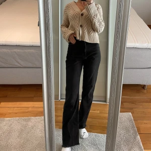 Jeans - Säljer dessa grå/svarta jeans från Nakd i en något mer avslappnad modell. Fint skick! Köparen står för frakt.