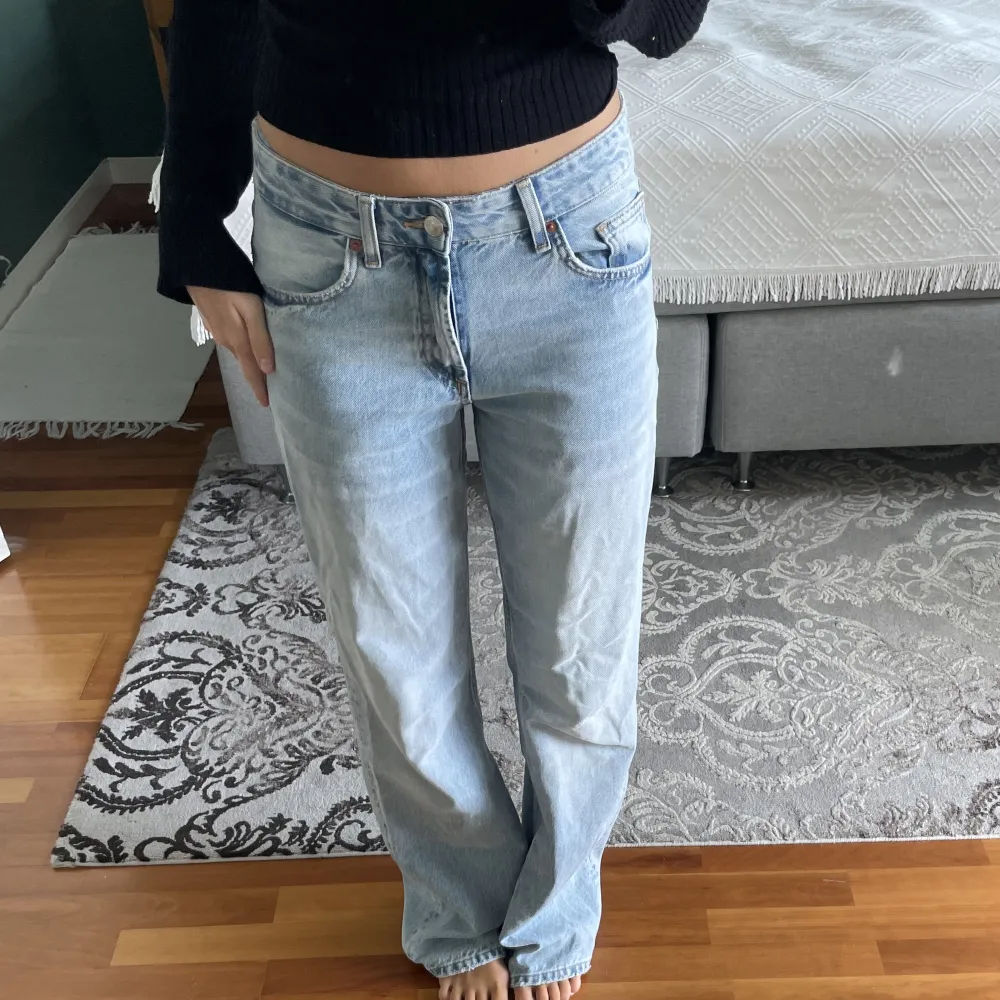 Zara jeans i strl 36. Använda 2 gånger så bra skick. Är 174 cm lång . Jeans & Byxor.