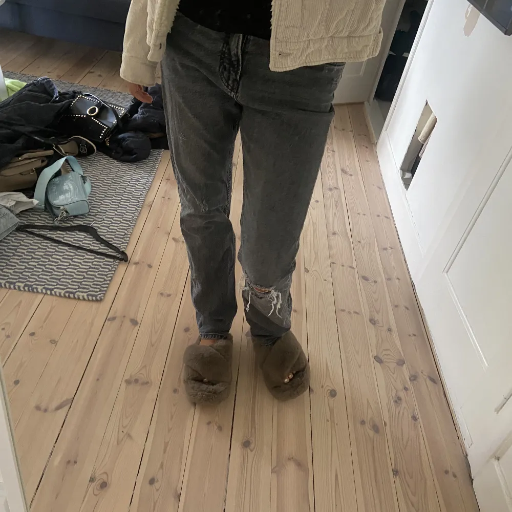 Säljer dessa jeans från zara storlek 36. Jeans & Byxor.