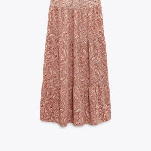 Zara kjol  - Säljer denna fina!! Långkjol från zara då den inte kommer till användning. Kjolen är i fint skick o bara använd ett fåtal gånger. Kjolen är även helt slutsåld på zaras hemsida!!