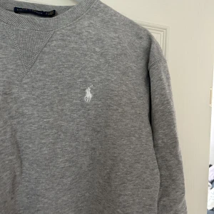 Grå college tröja, Ralph Lauren  - Säljer denna super snygga college tröjan från Ralph lauren då den inte längre kommer till användning💗är i väldigt bra skick och passar bra till allt. Är storlek s men skulle säga att det passar m också🥰hör av dig för fler bilder, pris kan diskuteras🫶🏼