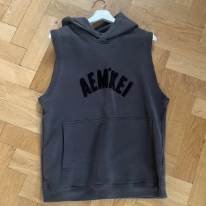 Väst  - Jättesnygg hoodie i form av väst. Så cool !