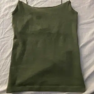 Militärgrönt linne 💚Helt ny och oanvänd, säljer eftersom den inte kommer till användning 💞det är inga fläckar på linnet det är bara ljuset som blev konstigt 💞