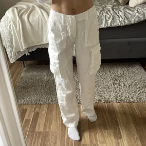 Midrise cargobyxa - Vit cargobyxa, midrise från gina tricot. Använda två gånger, så de är i fint skick! (De är inte genomskinliga)