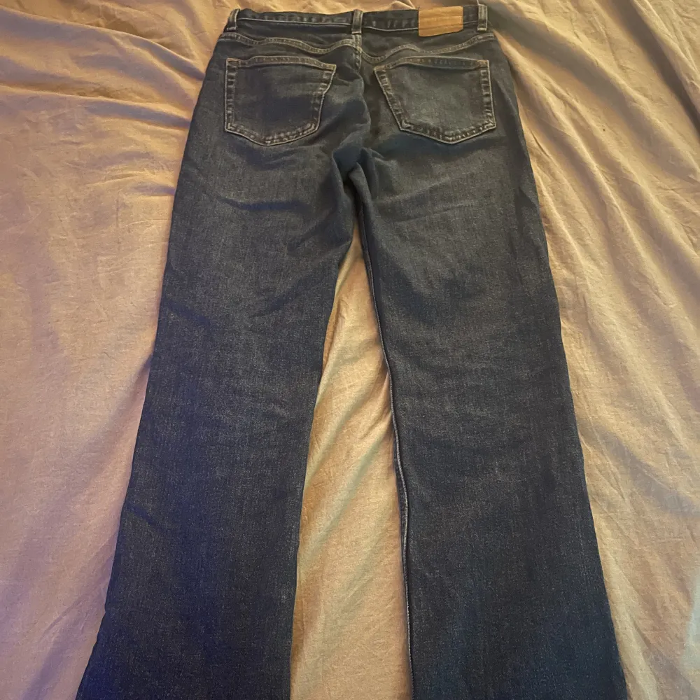 Jag säljer mina jättefina weekday jeans i modellen Twig. Säljer de då dem inte kommer så mycket till användning, de är nästan som nya.💕skriv vid frågor eller om du vill ha fler bilder. Jeans & Byxor.