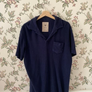 Frotté-Polo - Säljer min Frotté-Polo ifrån märket OAS. Använd två gånger.  Nypris 1100kr Hämtas i Karlstad, annars står köpare för frakt 