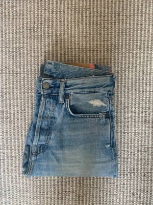 Acne studios jeans  - Säljer mina acne jeans i 27/32. De är i fint skick men har börjat få ett slitage vid grenen. Se bild 3. Annars bra skick! 