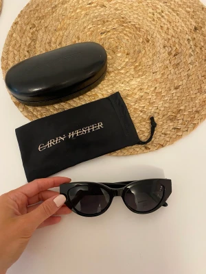 Carin Wester cat eye solglasögon  - Säljer mina fina solglasögon från Carin Wester i modellen Catz. Solglasögonen är i bra skick och endast använda ett fåtal gånger. Medföljande box och dustbag ingår i köpet. 