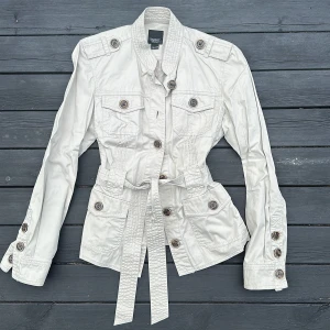 Kort trenchcoat  - ESPRIT trench🧥 Ljusbeige i kort modell 