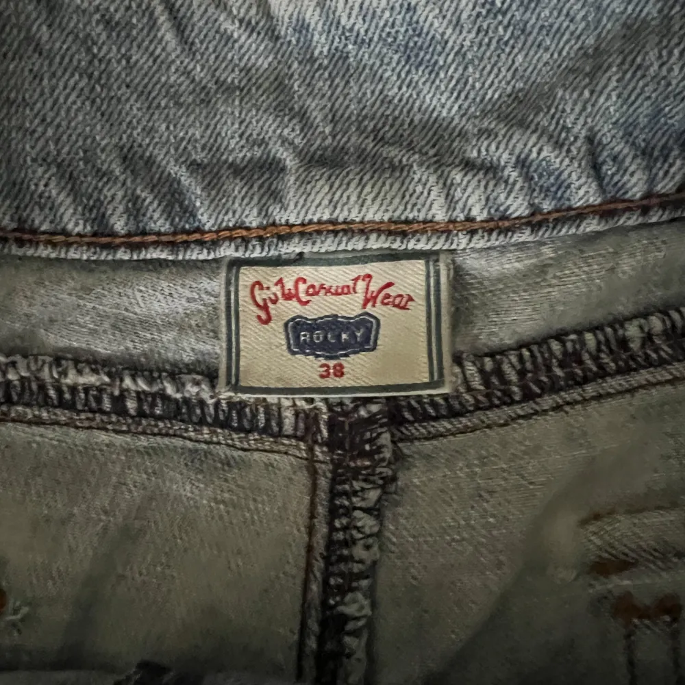 Skit snygga vintage ljusblå lågmidjade jeansshorts med unika bakfickor. Begagnat skick, men inga fläckar eller hål! Midjemått mätt rakt över: 40cm, längd: 28. Storlek 38 men passar även 36🫶💕 . Shorts.