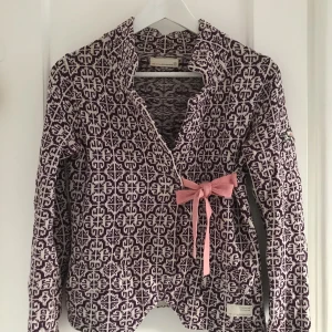 Odd Molly kofta Strl 0 - Odd Molly kofta Strl 0 Fint skick Lila och vit med rosa knytning