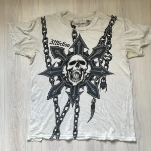 Affliction tröja  - Fett cool affliction tröja, den är dock inte i det bästa skicket, skicka dm för att se vad jag menar med att den inte är i det bästa skicket. **KÖP INTE**   