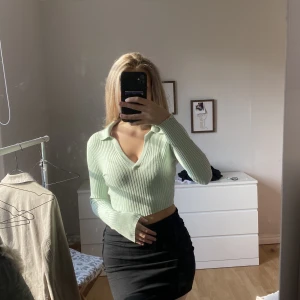Topp - En grön topp som är öppen, jätte härligt material, använt fåtal gånger🥰