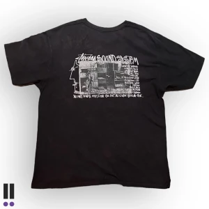 stussy tee - bleach stained stussy t-shirt💜💜 pit to pit 55cm💜💜💜 längd 61💜💜 SIZE L 💜💜💜 blekt, och cracked print