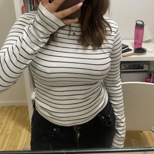 Tröja  - Randig tröja från bikbok, använt några gånger 💕