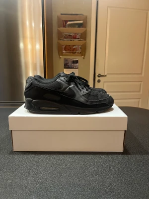 Nike air Max 90 - Tja säljer nu mina air Max som jag haft ett tag men tröttnade på väldigt fort. Det är tyvär ett litet färgskärm vid bakre sula på dom men det syns knappt. Dom är i annars väldigt fint skick. Skriv vid intresse
