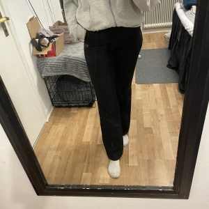 Kostymbyxor  - Kostymbyxor från bikbok, väldigt bra skick. 100kr + 66kr frakt. Storlek 34