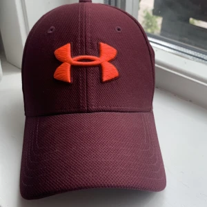 Under Armour keps - Säljer min brors keps från Under Armour. Jättefint skick!