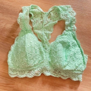 Bralette Medium  - En mjuk mintgrön bralette från Cubus  