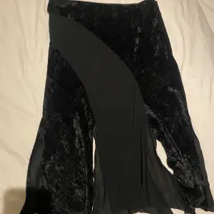 Så cool och Unik kjol med slits och dragkedja på sidan❤️ storlek 42 men mer som en 40💕