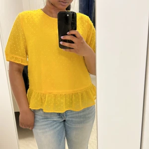 Gul blus - En gul blus från NA-KD. Har använts ett antal gånger men är fortfarande i bra skick. 